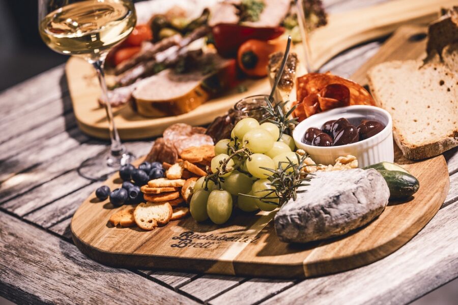 Snacks zum Wein angerichtet auf Holz.