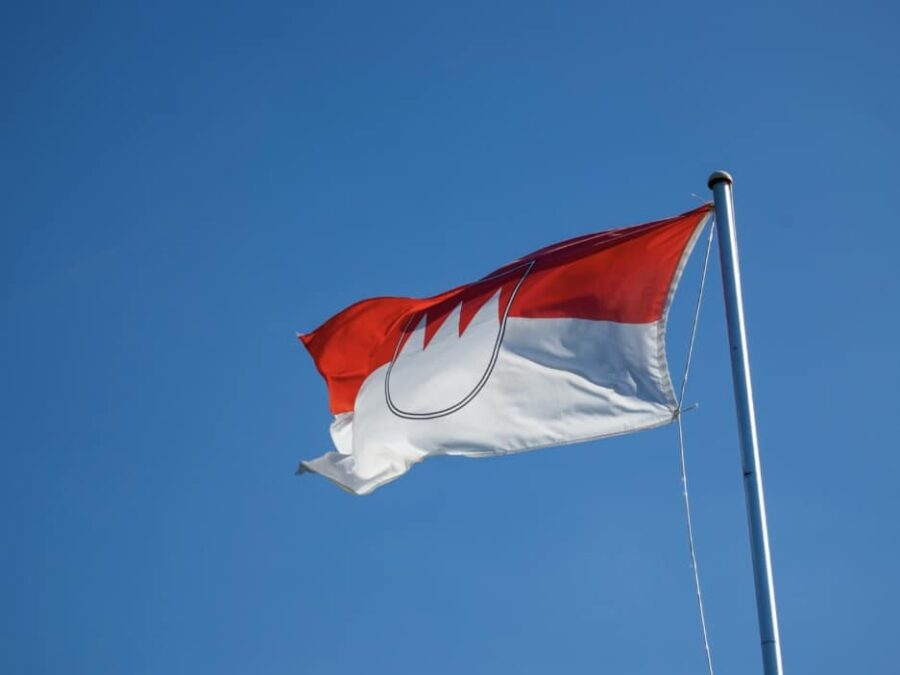 Die fränkische Flagge weht vor einem blauem Himmel.