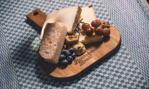 Bocksbeutelbrett mit Käse für eine Brotzeit